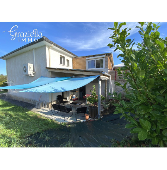 Terrasse côté cuisine d'été
